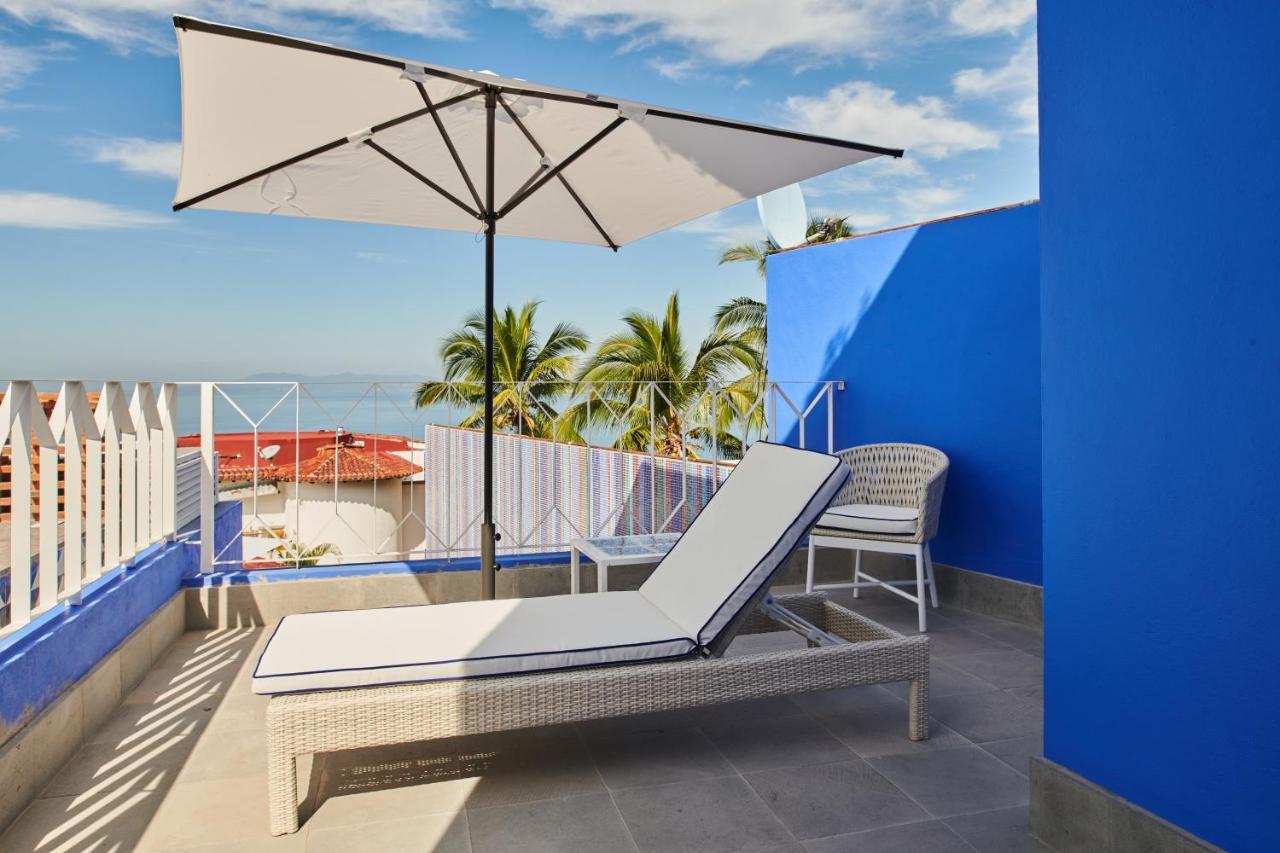 Hotel Luxury Patio Azul (Adults Only) Puerto Vallarta Exterior foto A cantilever umbrella