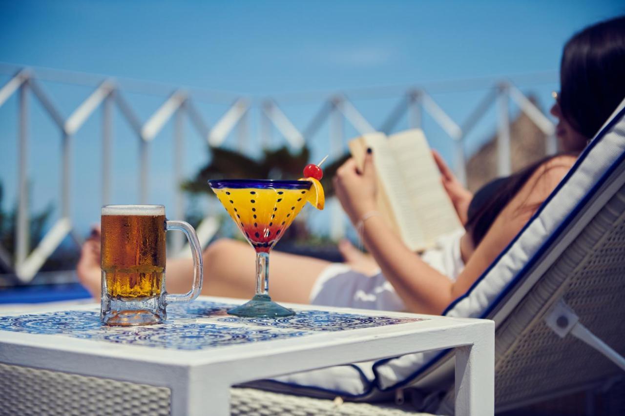Hotel Luxury Patio Azul (Adults Only) Puerto Vallarta Exterior foto A woman reading a book by the pool