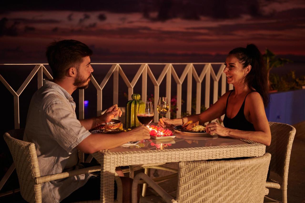 Hotel Luxury Patio Azul (Adults Only) Puerto Vallarta Exterior foto A couple dining at a restaurant