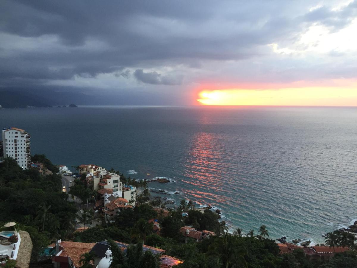 Hotel Luxury Patio Azul (Adults Only) Puerto Vallarta Exterior foto Sunset over the Pacific Ocean in Puerto Vallarta, Mexico